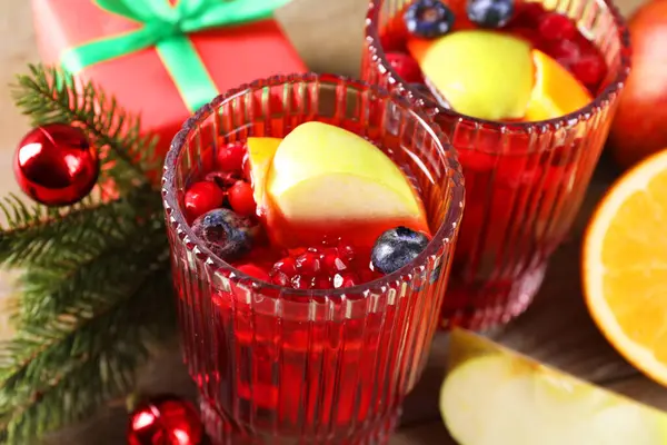 Aromatik Noel Sangria kadehleri masada, yakın plan.