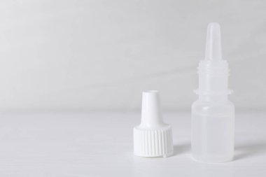 Beyaz arkaplanda tıbbi damlalar, metin için boşluk