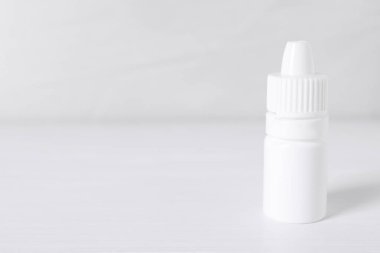 Beyaz arkaplanda tıbbi damlalar, metin için boşluk