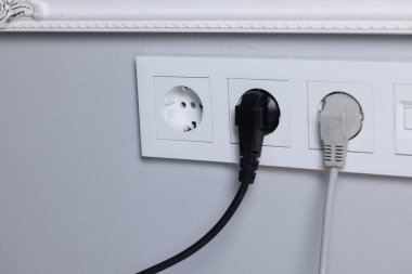 Gri duvarda prizler ve elektrik prizleri var. Yakın plan.
