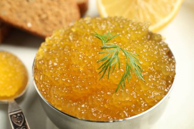 Tabakta taze havyar, masada limon ve ekmek, yakın plan.