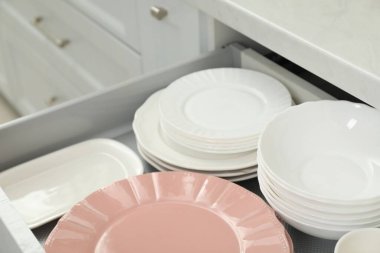 İçerideki çekmecede temiz tabak ve kaseler var.