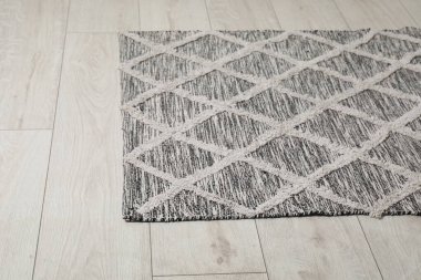 Beyaz kaplamalı, yumuşak halı döşemesi.