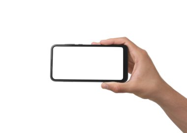 Elinde beyaz ekranlı akıllı telefon tutan adam, yakın plan, izole edilmiş. Tasarım için model