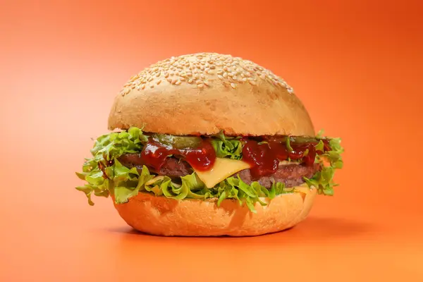 Finom Sajtburger Salátával Uborkával Ketchuppal Hússal Korall Alapon Közelkép — Stock Fotó