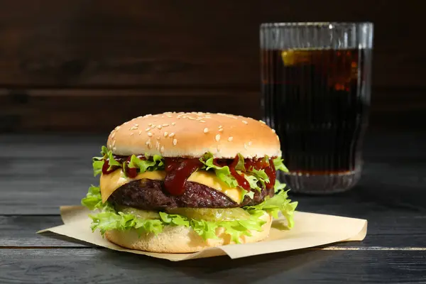 Burger Finom Patty Szóda Ital Fekete Asztalon — Stock Fotó