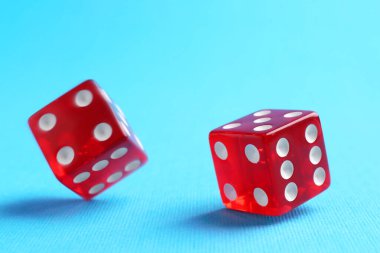 Açık mavi arkaplana düşen iki kırmızı kart, yakın plan