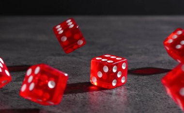 Gri desenli masaya bir sürü kırmızı kart düşüyor.