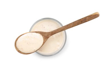 Kavanozda taze terbiye ve kaşık beyaz, üst manzara izole