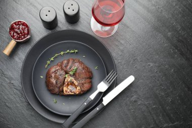 Siyah masada servis edilen leziz ızgara sığır eti. Metin için boşluk
