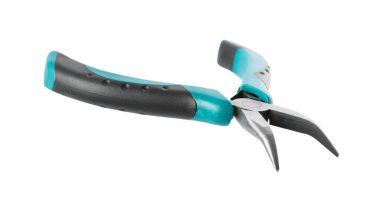 Bir bükük burun pensesi beyaza izole edilmiş.