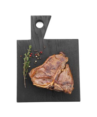 Lezzetli kızarmış sığır eti, kekik ve biberler beyaza izole edilmiş, üst manzara.