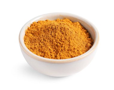 Beyaza izole edilmiş köri tozu.