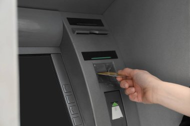 Dışarıdaki ATM 'ye kredi kartı takan kadın, yakın plan.