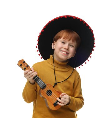 Meksika şapkalı yakışıklı çocuk beyaz arka planda ukulele çalıyor.