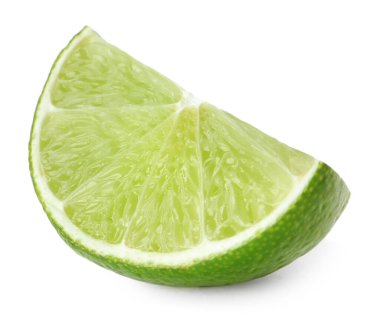 Beyaza izole edilmiş taze yeşil limon dilimi.