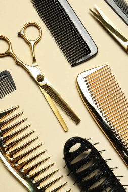 Bej arka planda kuaför araçları, düz uzanma