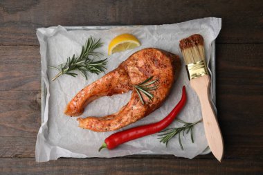 Taze marine edilmiş salamura, balık ve diğer ürünler ahşap masada, üst manzara