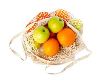 Taze elma ve portakallı ip torbası beyaza izole edilmiş.