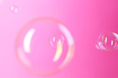 Pembe Arkaplanda Güzel Şeffaf Sabun Kabarcıkları