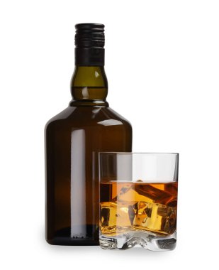 Bardak ve viski şişesi beyazın üzerinde izole edilmiş.