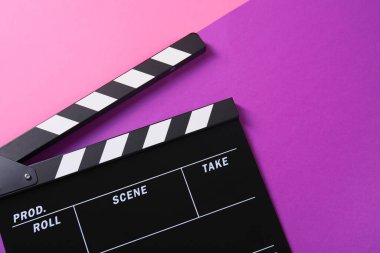 Renkli arka planda el çırpma tahtası, üst görünüm. Film endüstrisi