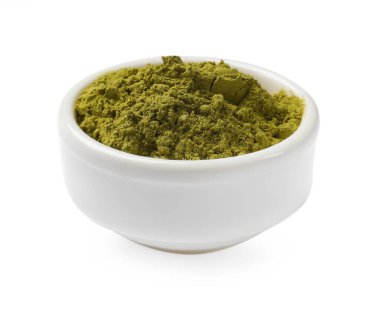 Kına tozu beyaz kasede izole edilmiş.