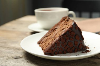 Tahta masada lezzetli çikolatalı kek, yakın plan.