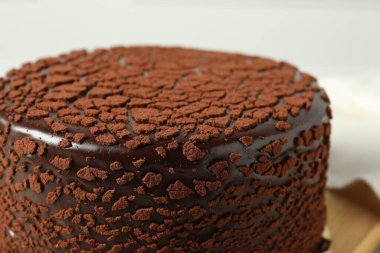 Nefis çikolatalı mantarlı kek masada, yakın plan.