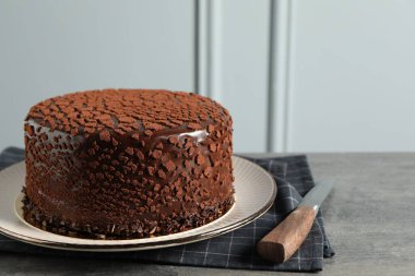 Gri desenli masada lezzetli çikolatalı mantarlı kek.