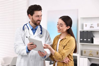 Klinikteki randevusu sırasında ilaç tedavisi gören bir doktor.