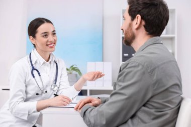 Klinikteki randevu sırasında doktora danışmanlık