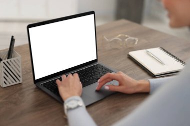 İçerideki masada Webinar 'ı izleyen genç kadın, yakın plan.