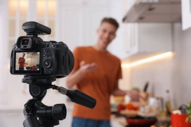 Yemek blogcusu mutfakta video kaydediyor, kameraya odaklan