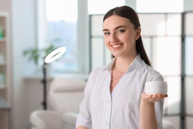 Modern klinikte kozmetik ürünleri uzmanı.