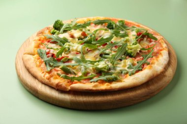 Yeşil masada nefis vejetaryen pizza, yakın plan.