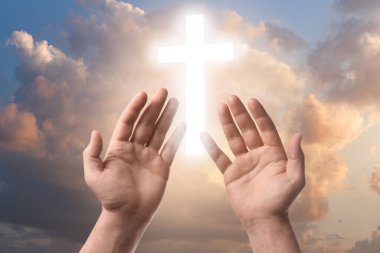 Din. Hıristiyan adam gökyüzüne karşı parlayan haçla dua ediyor, yakın plan