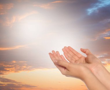 Din. Hıristiyan kadın gökyüzüne karşı dua ediyor, yakın plan