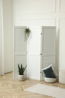 Katlanır ekran ve çiçek desenli şık bir oda. İç tasarım