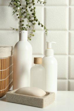 Banyo aksesuarları. Kişisel bakım ürünleri beyaz masada
