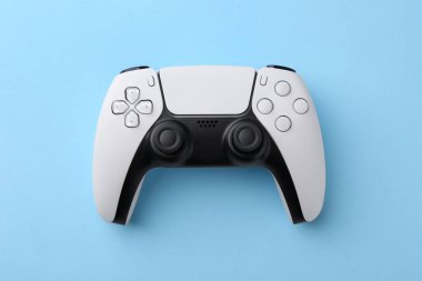 Açık mavi arkaplanda kablosuz oyun denetleyici, üst görünüm