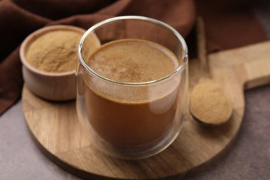 Cam içinde su, toz ve kaşık ile çözünür lif kahverengi masa, yakın çekim