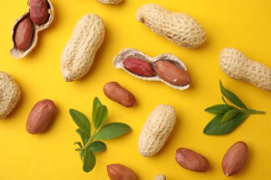 Taze fıstık ve yapraklar sarı masada, düz yatıyordu.