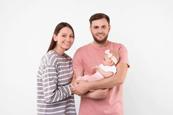 Familia Feliz Padres Con Lindo Bebé Sobre Fondo Claro — Foto de Stock