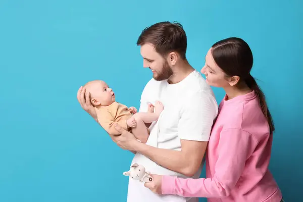 Familia Feliz Padres Con Lindo Bebé Sobre Fondo Azul Claro — Foto de Stock