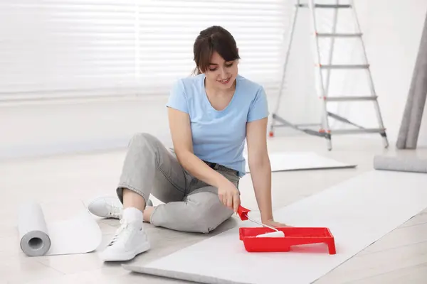 Mujer Aplicando Pegamento Hoja Papel Pintado Habitación — Foto de Stock