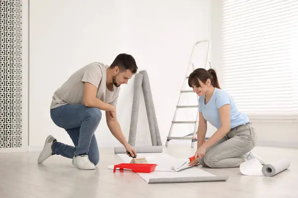 Pareja Aplicando Pegamento Hoja Papel Pintado Habitación — Foto de Stock