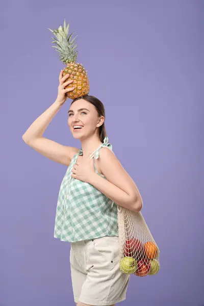 Mujer Con Bolsa Hilo Frutas Frescas Sosteniendo Piña Sobre Cabeza — Foto de Stock