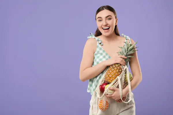 Mujer Con Bolsa Hilo Frutas Frescas Sobre Fondo Violeta Espacio — Foto de Stock