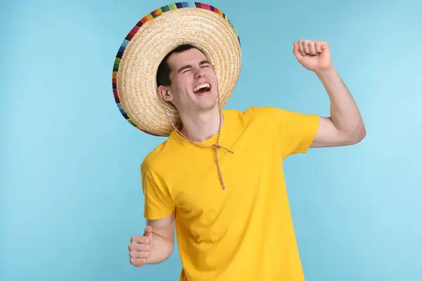 Молодой Человек Мексиканской Шляпе Сомбреро Танцует Голубом Фоне — стоковое фото